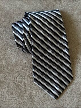 Pronto Uomo Black and Silver Diagonal Stripe Tie